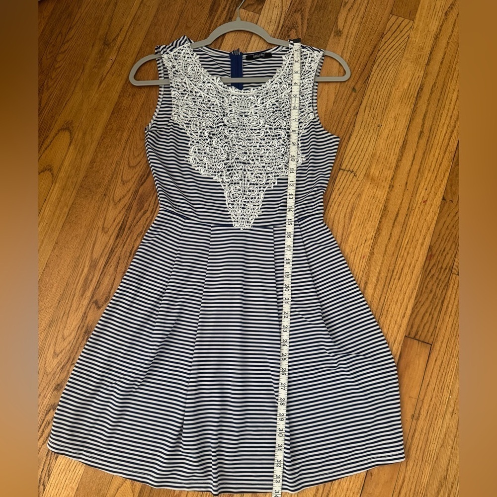 Blue and White Sleeveless A-Line Mini Dress with Lace. Size small - Picture 10 of 12